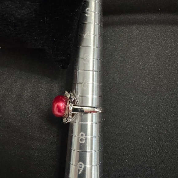 925 Silver Red Pearl Ring Accented w/ CZ Baguettes surrounding the Pearl Top. - Picture 9 of 10